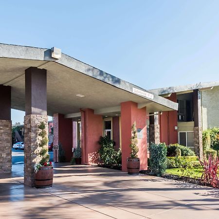 Days Inn & Suites By Wyndham Lodi Exterior photo