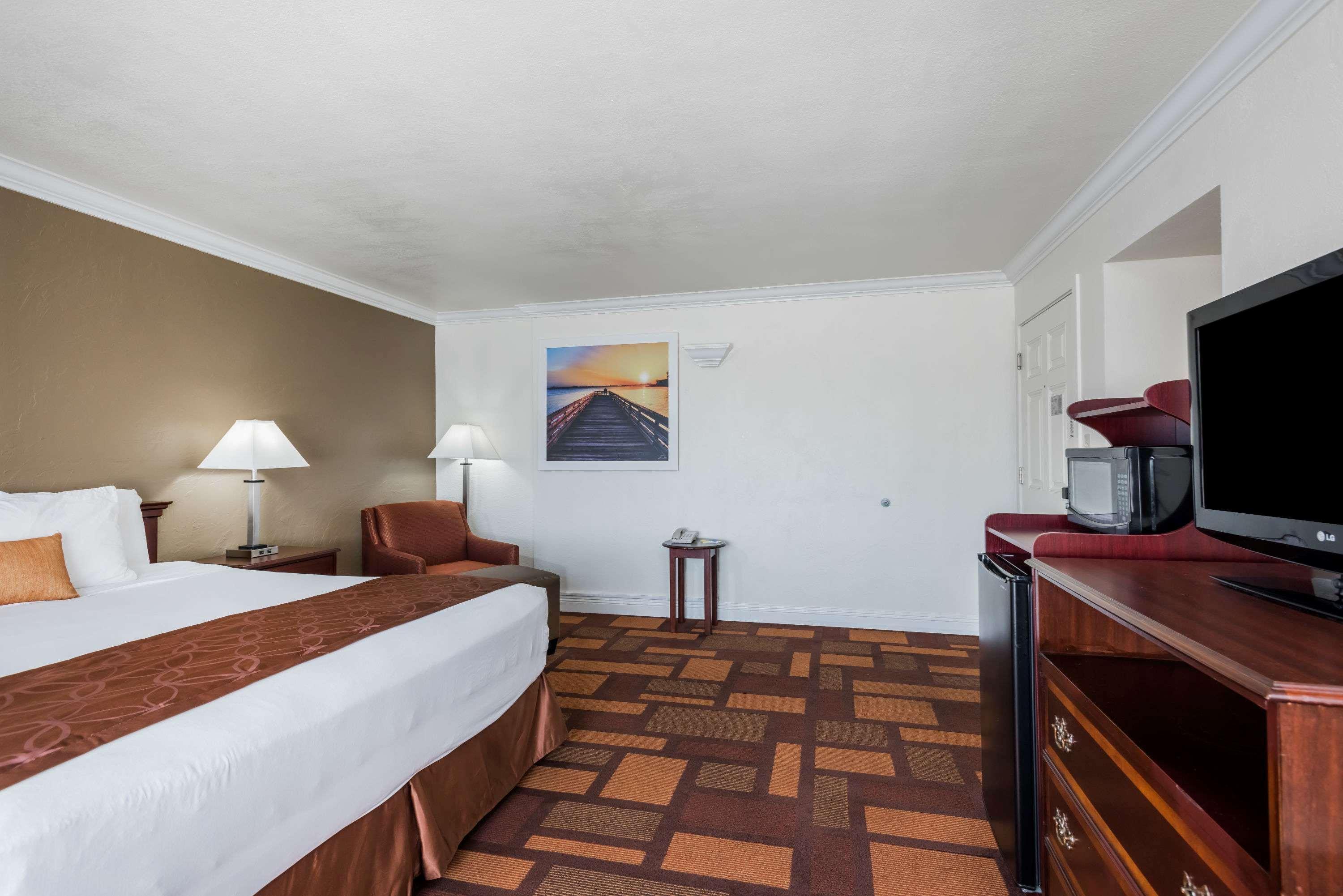Days Inn & Suites By Wyndham Lodi Exterior photo