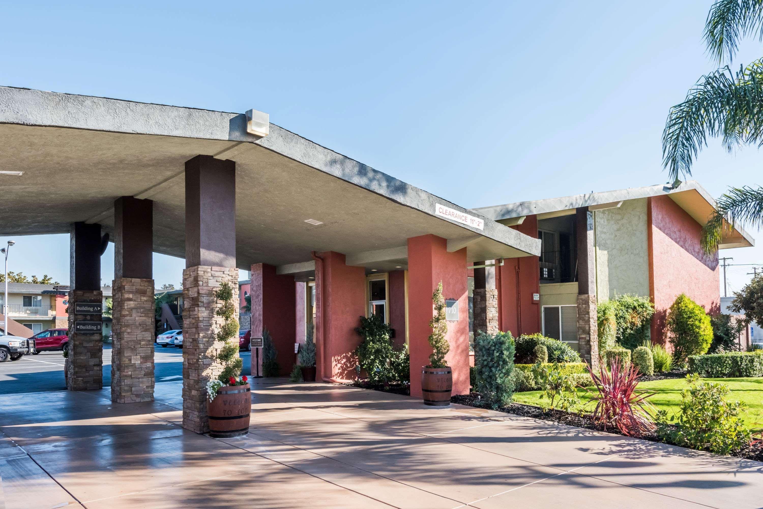 Days Inn & Suites By Wyndham Lodi Exterior photo