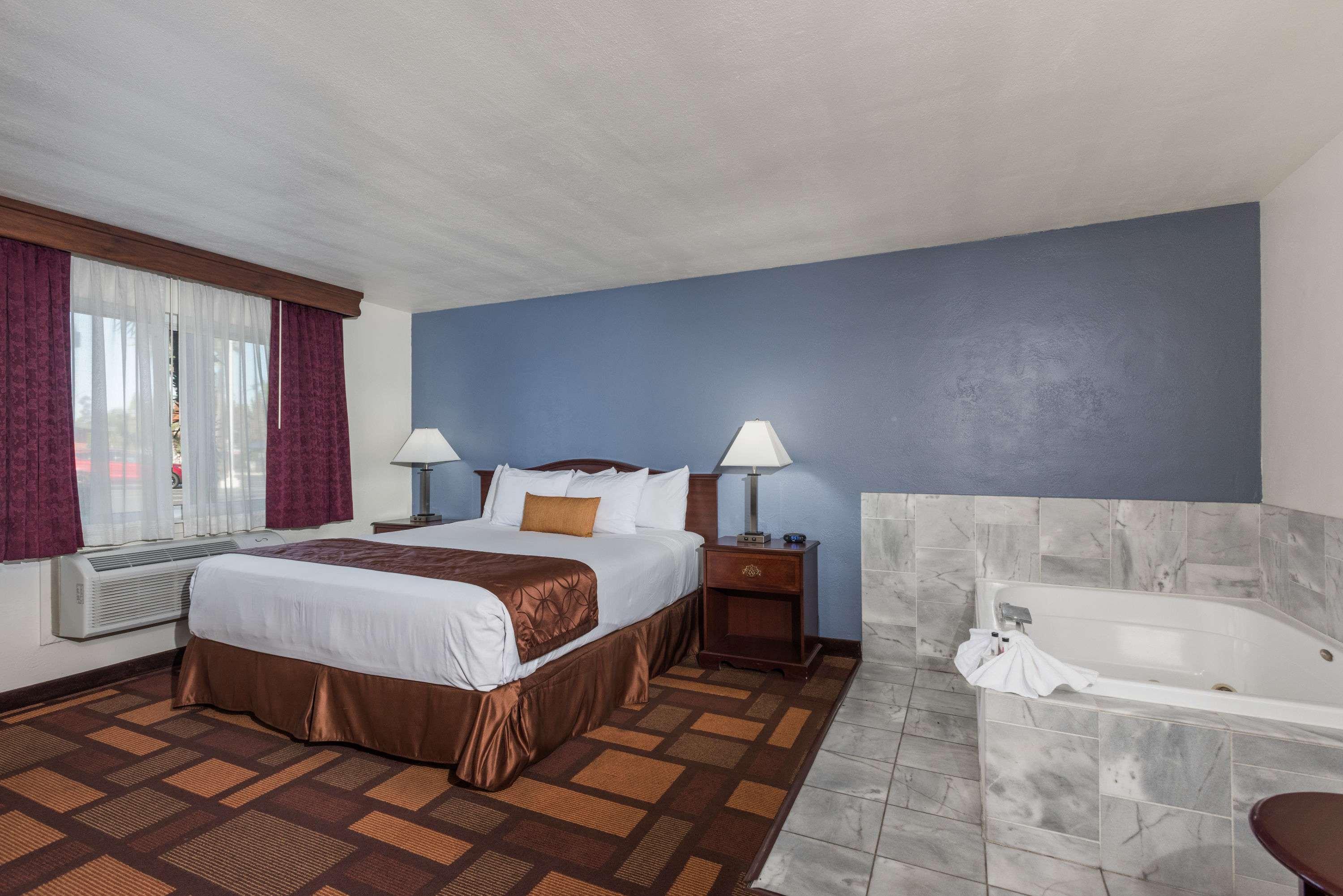 Days Inn & Suites By Wyndham Lodi Exterior photo