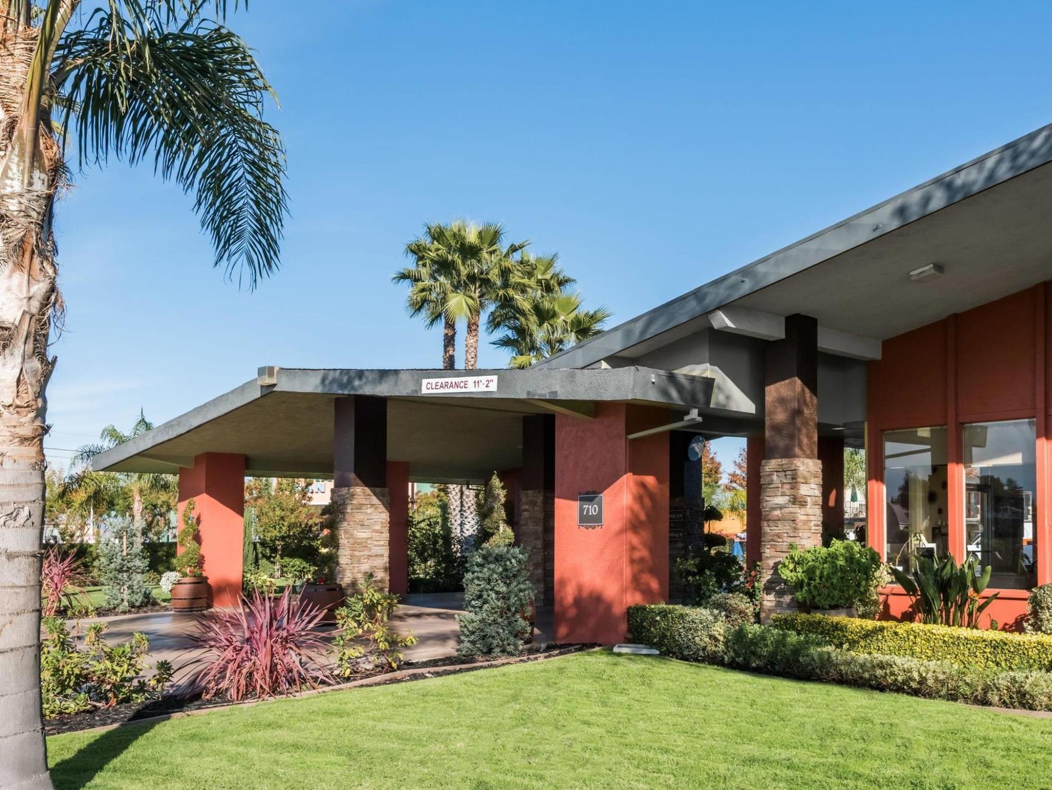 Days Inn & Suites By Wyndham Lodi Exterior photo