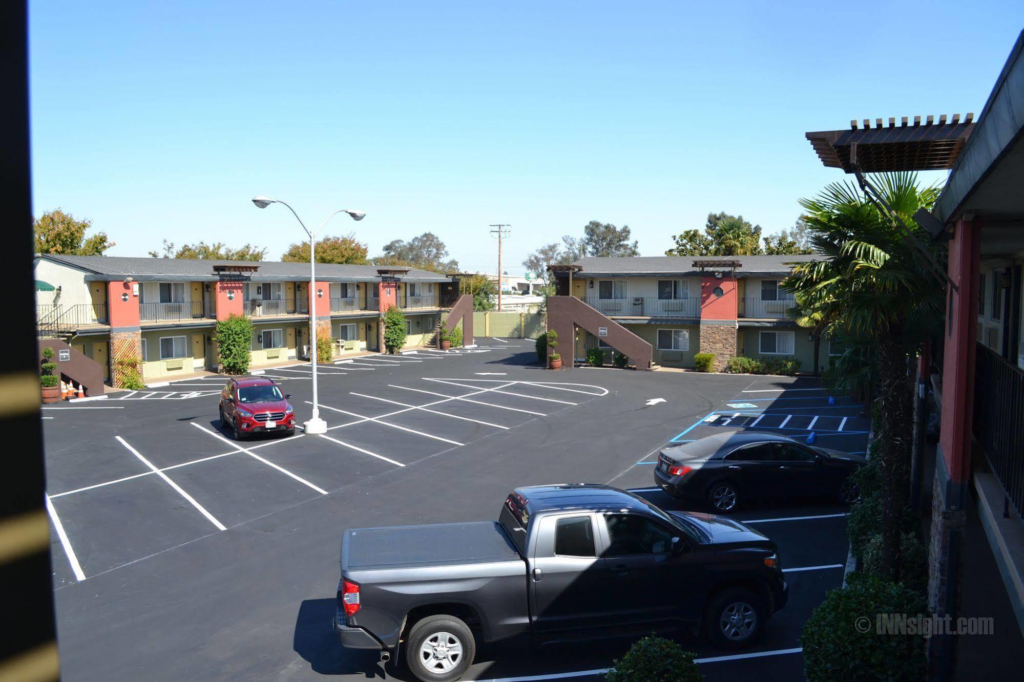 Days Inn & Suites By Wyndham Lodi Exterior photo