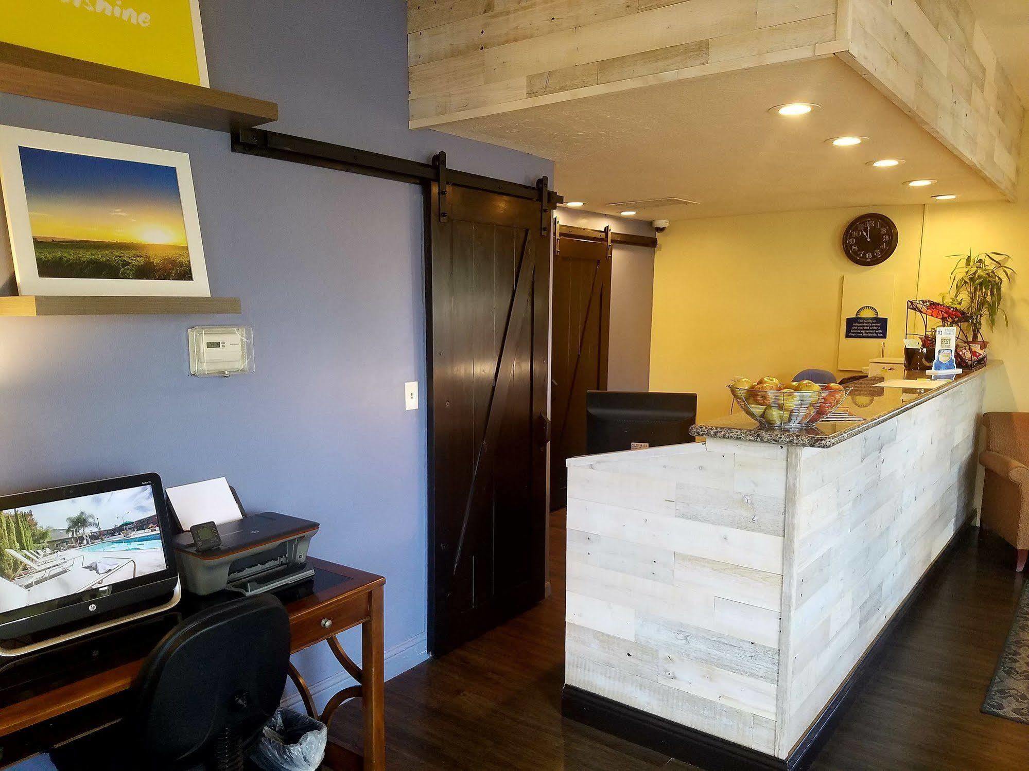 Days Inn & Suites By Wyndham Lodi Exterior photo
