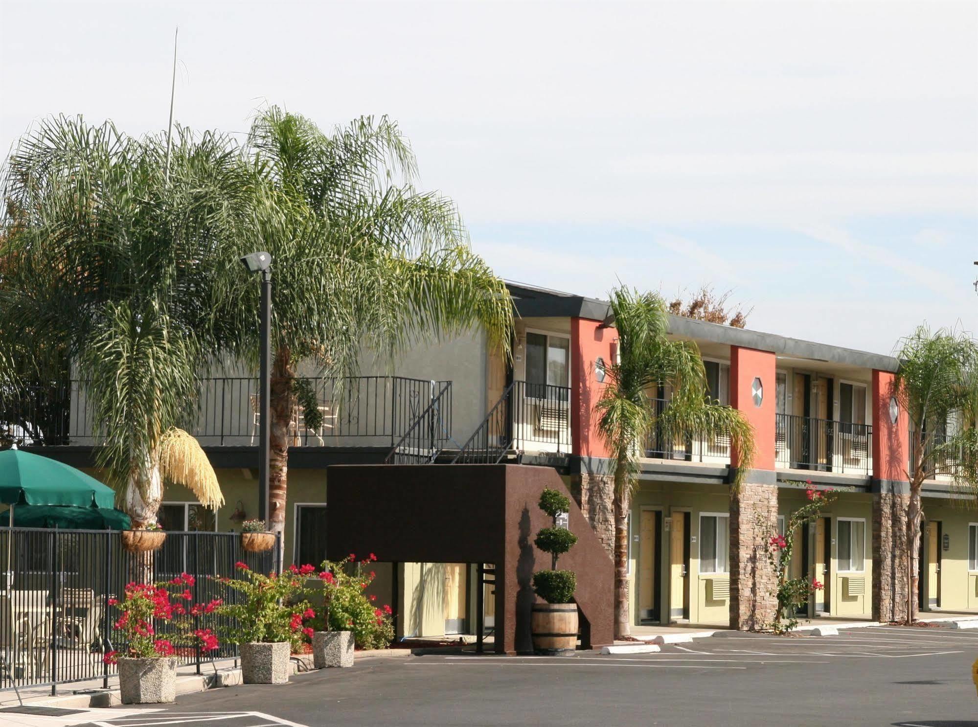 Days Inn & Suites By Wyndham Lodi Exterior photo
