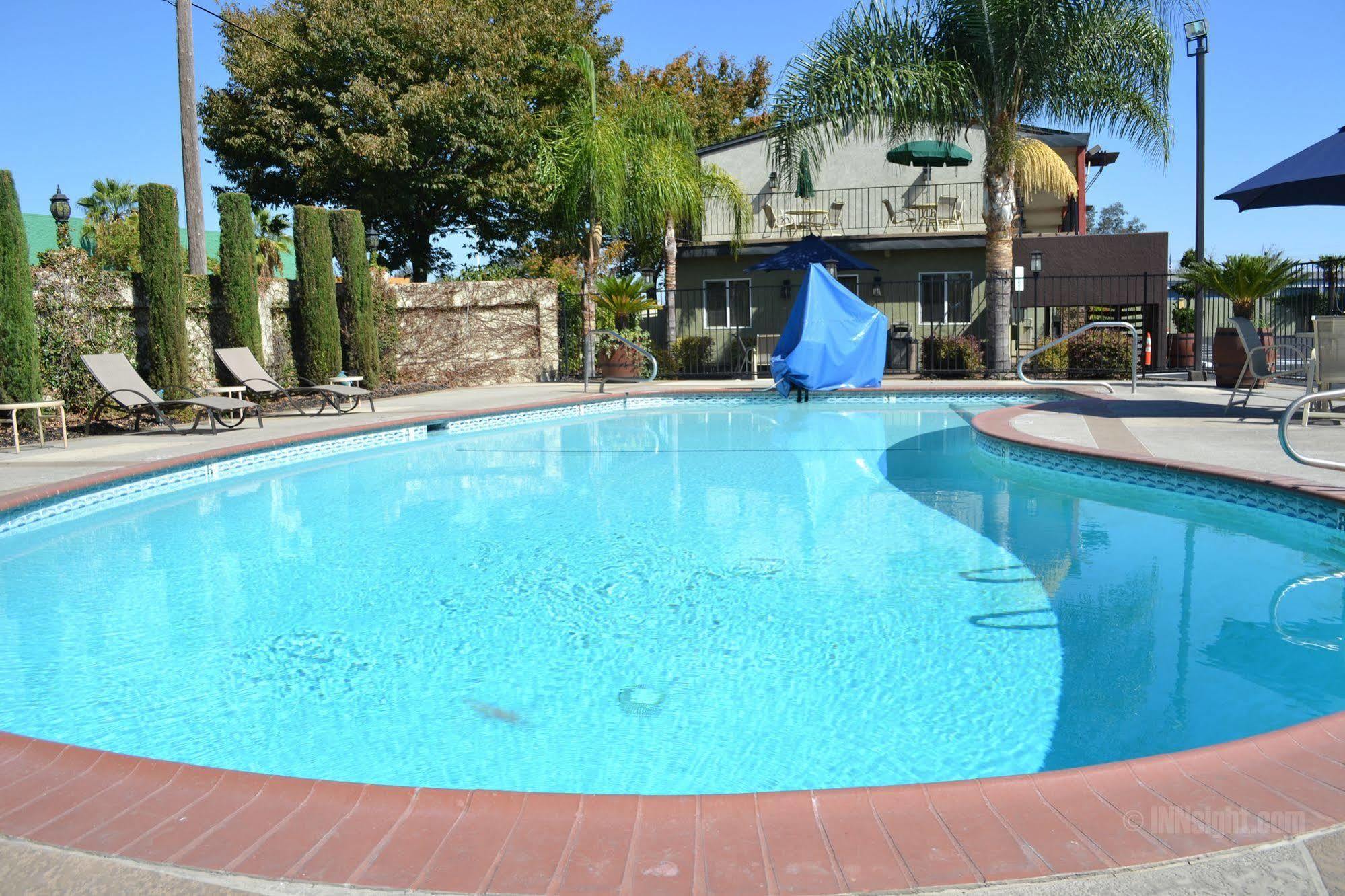Days Inn & Suites By Wyndham Lodi Exterior photo