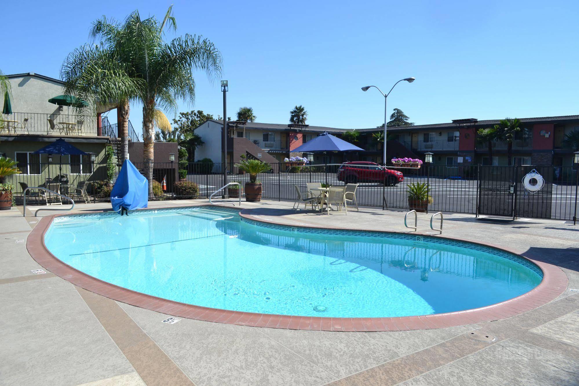 Days Inn & Suites By Wyndham Lodi Exterior photo